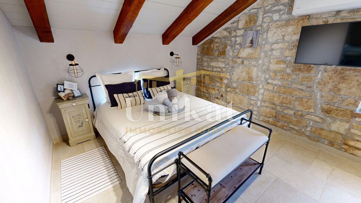 Splendida tenuta con due case in pietra e piscina